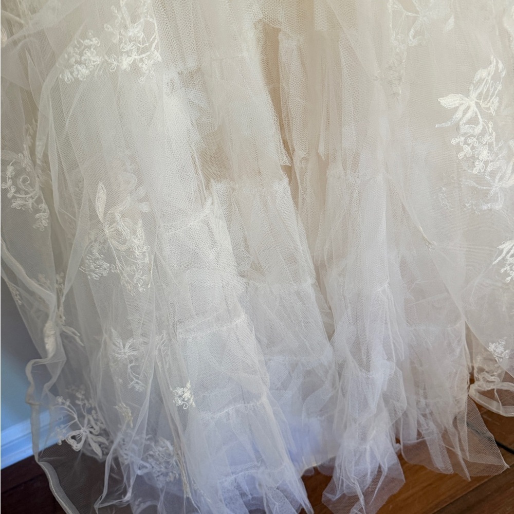 Vintage intricate Ivory Lace Tulle Ball Gown Wedding Dress - Picture 4 of 11